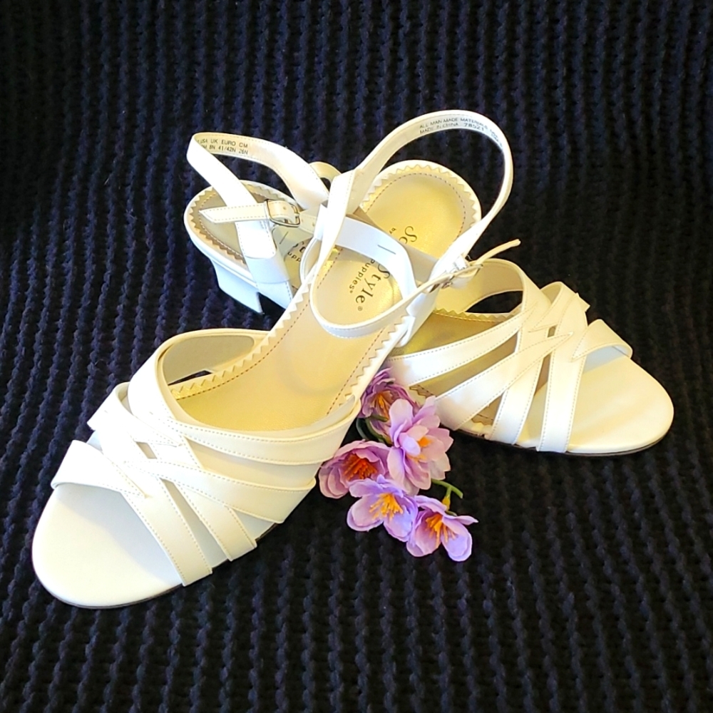 NIB (missing box lid) women's white heels